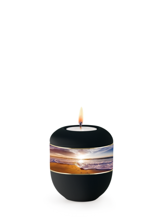 Keramická miniurna Mare, čierna, stopy v piesku, sviečka.