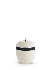 Keramická miniurna Rock Creme, bílá, kamenný povrch, černý pás, svíčka.