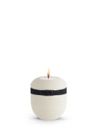 Keramická mini urna Rock Creme, biela, kamenný povrch, černý pásik, sviečka.