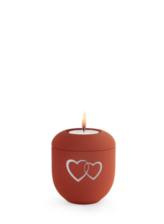 Keramická miniurna Srdce - červená, stříbrné srdce, svíčka
