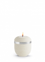 Keramická miniurna Rock Creme, bílá, kamenný povrch, stříbrný pás, svíčka.